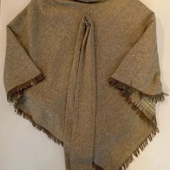 Boutique Women’s Reversible Fringe Pancho Cape One Size Fits All NWOT - Picture 8 of 10